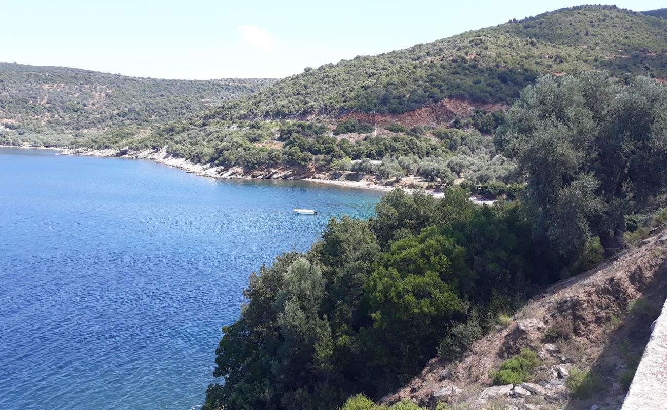 Stani beach'in fotoğrafı kahverengi çakıl yüzey ile