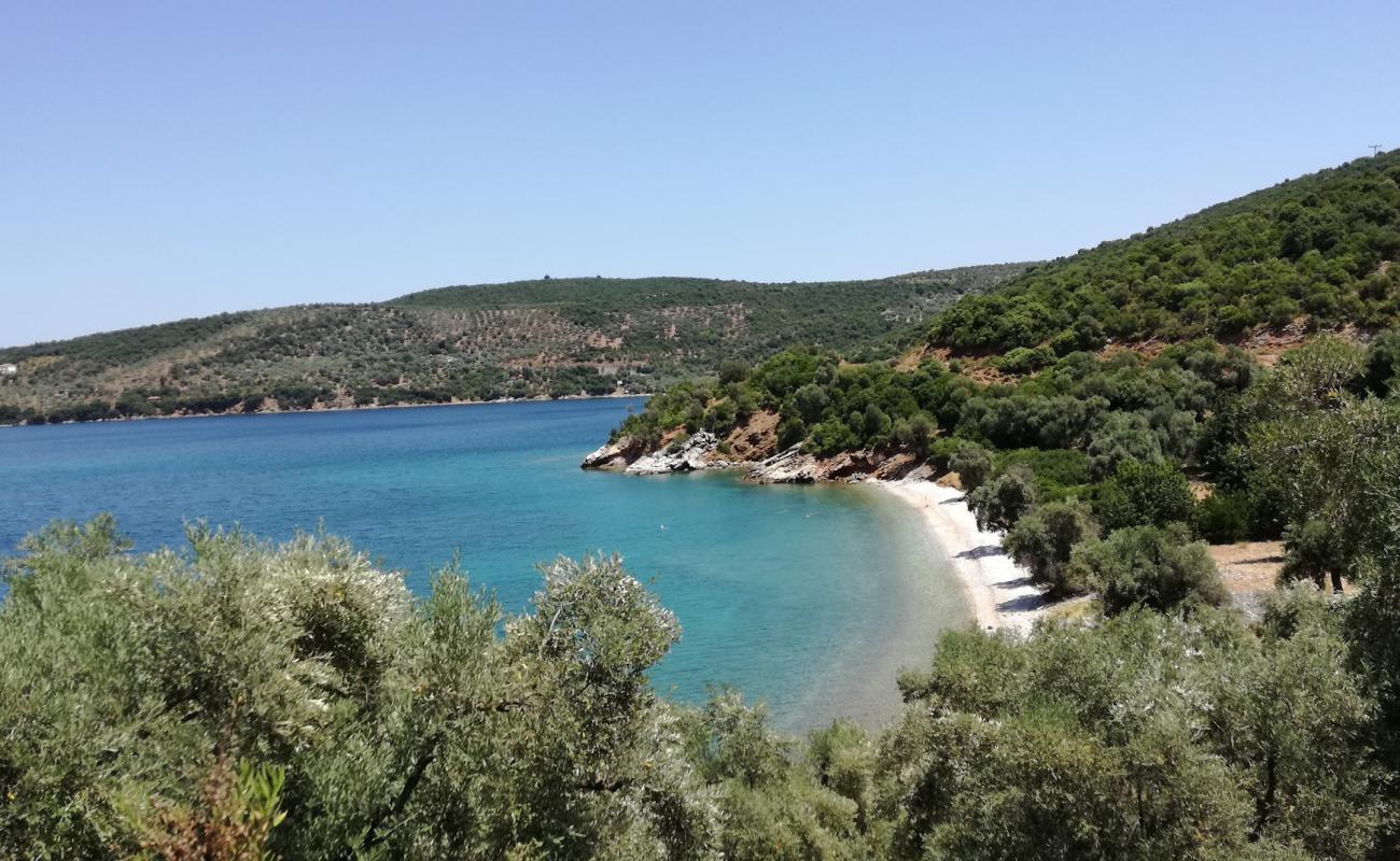 Kufala beach'in fotoğrafı kahverengi çakıl yüzey ile