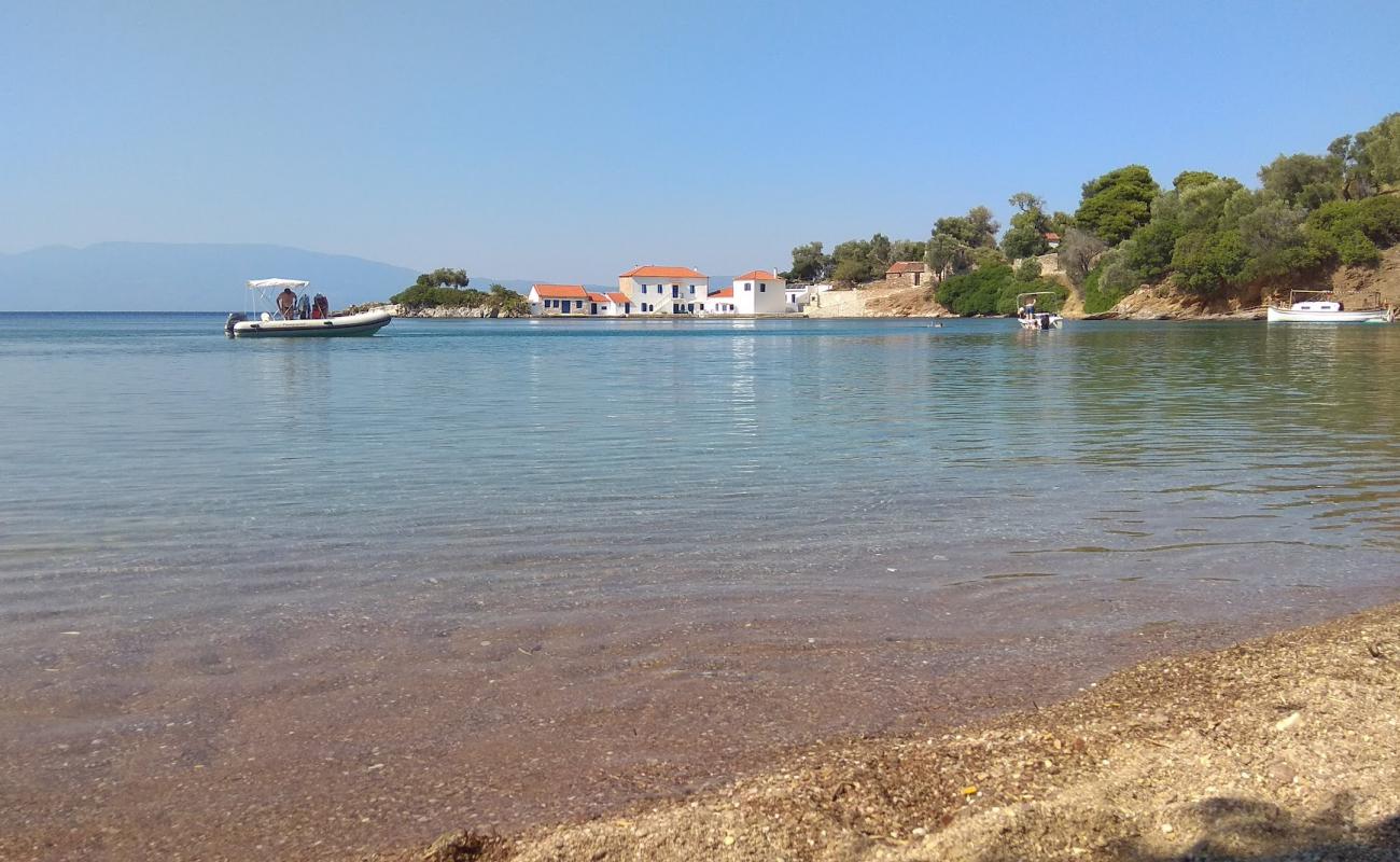 Avra beach'in fotoğrafı küçük kahverengi çakıllar yüzey ile