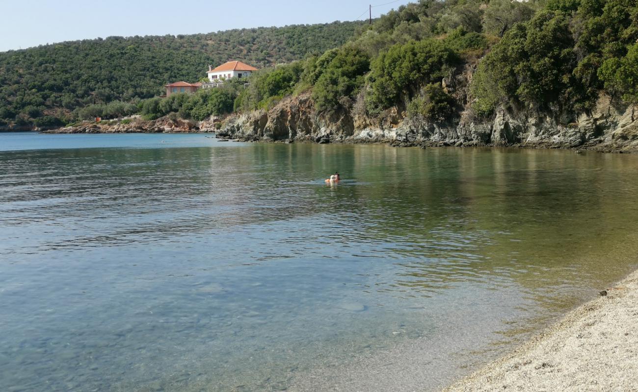 Mylos beach'in fotoğrafı siyah kum ve çakıllar yüzey ile