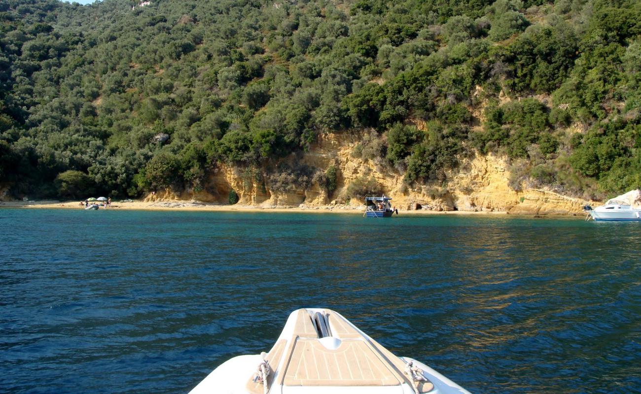 Kastri secret beach'in fotoğrafı parlak kum yüzey ile