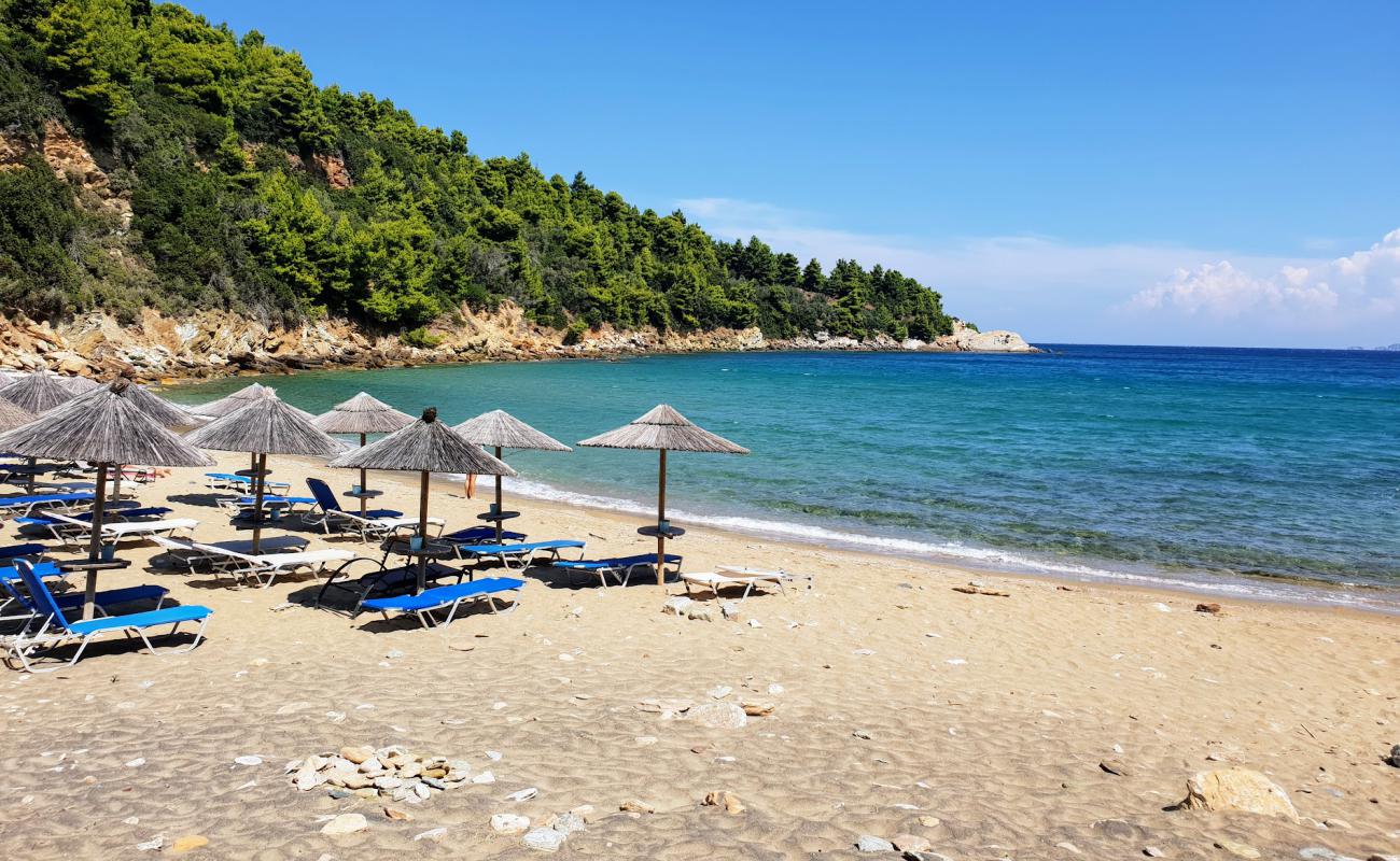 Vromoneri beach'in fotoğrafı açık bej kum yüzey ile