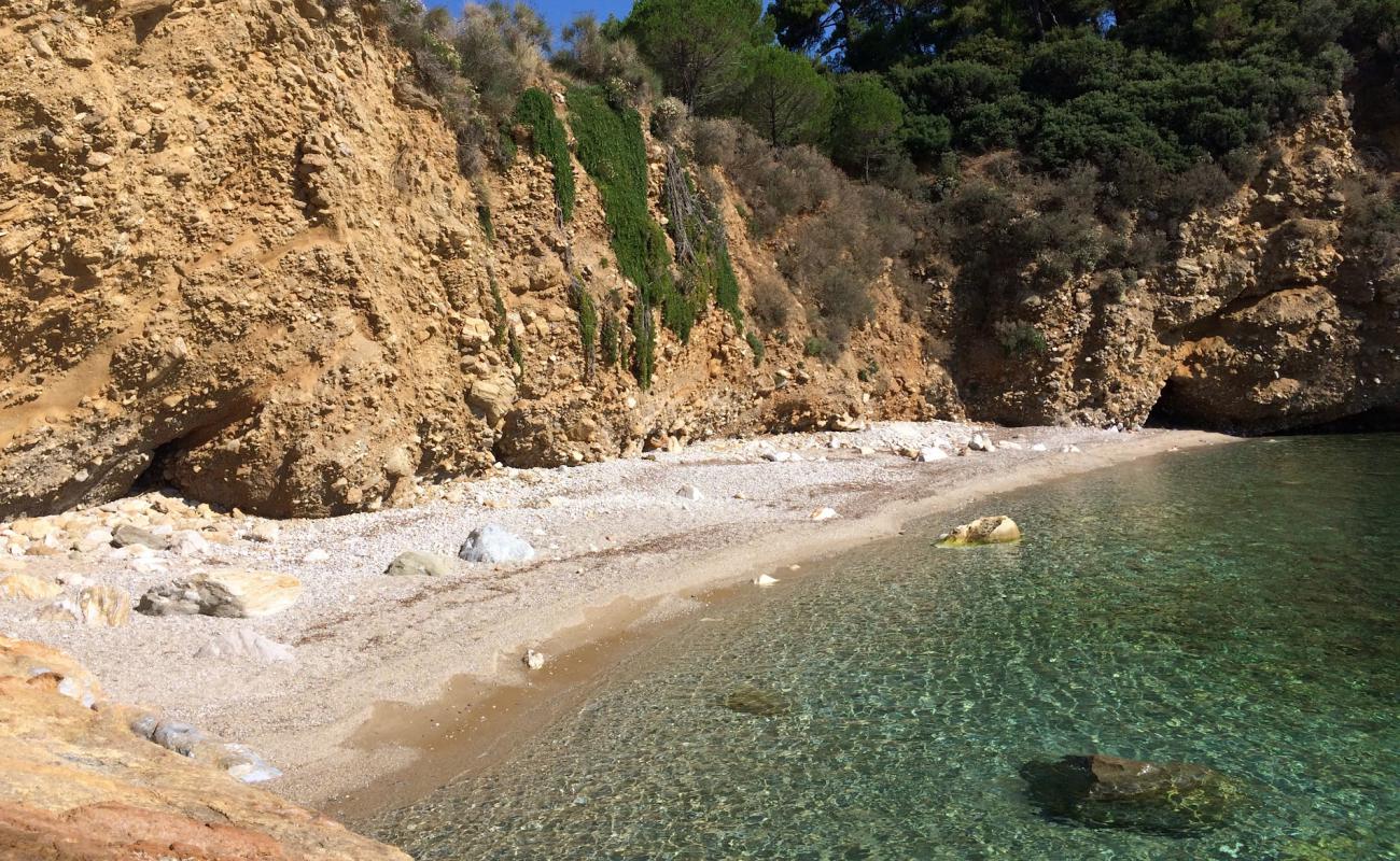Agrelia beach'in fotoğrafı açık bej kum yüzey ile