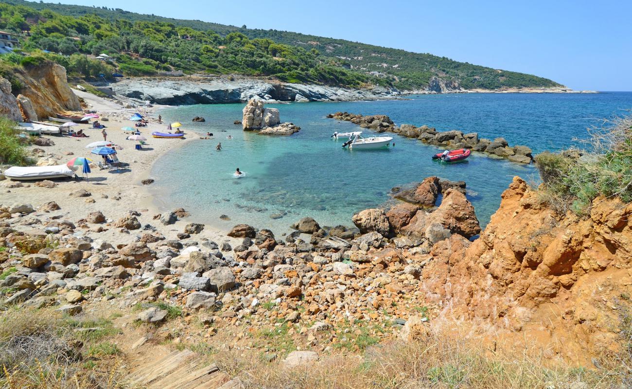 Mouritas beach'in fotoğrafı bej kum ve çakıl yüzey ile