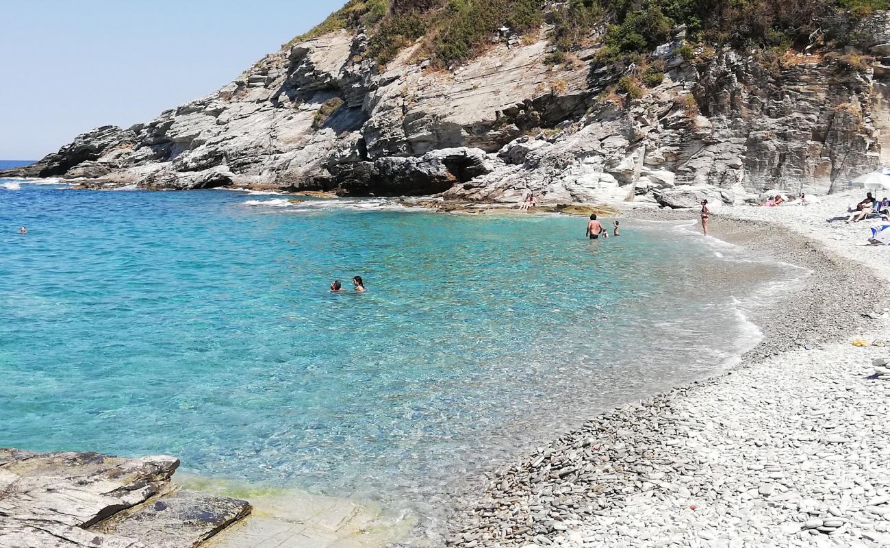 Kalamaki beach'in fotoğrafı beyaz çakıl taş yüzey ile