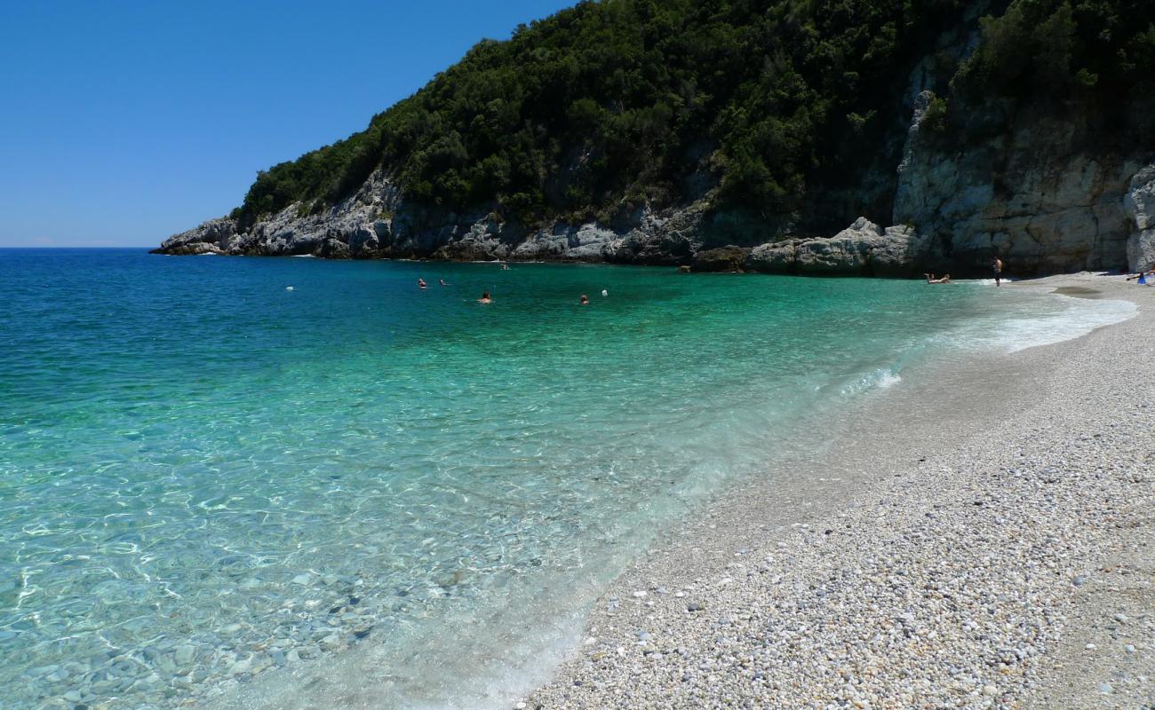 Limnionas beach'in fotoğrafı beyaz ince çakıl yüzey ile