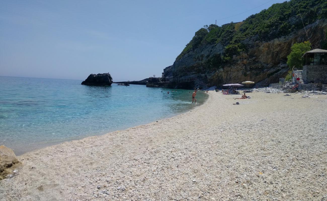 Mylopotamos beach'in fotoğrafı küçük beyaz çakıllar yüzey ile