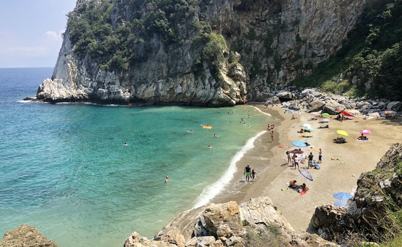 Fakistra beach'in fotoğrafı beyaz ince çakıl yüzey ile