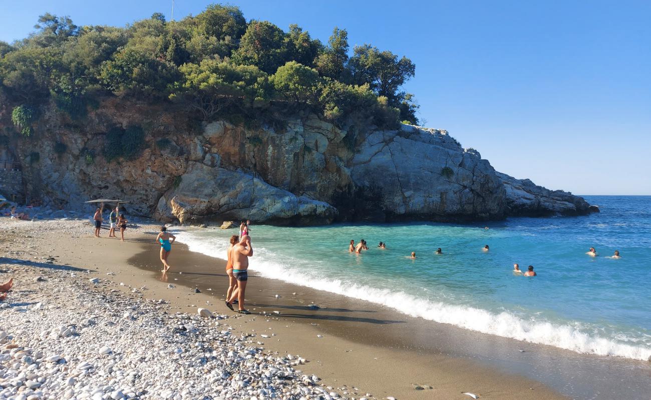 Damouchari beach'in fotoğrafı beyaz kum ve çakıl yüzey ile