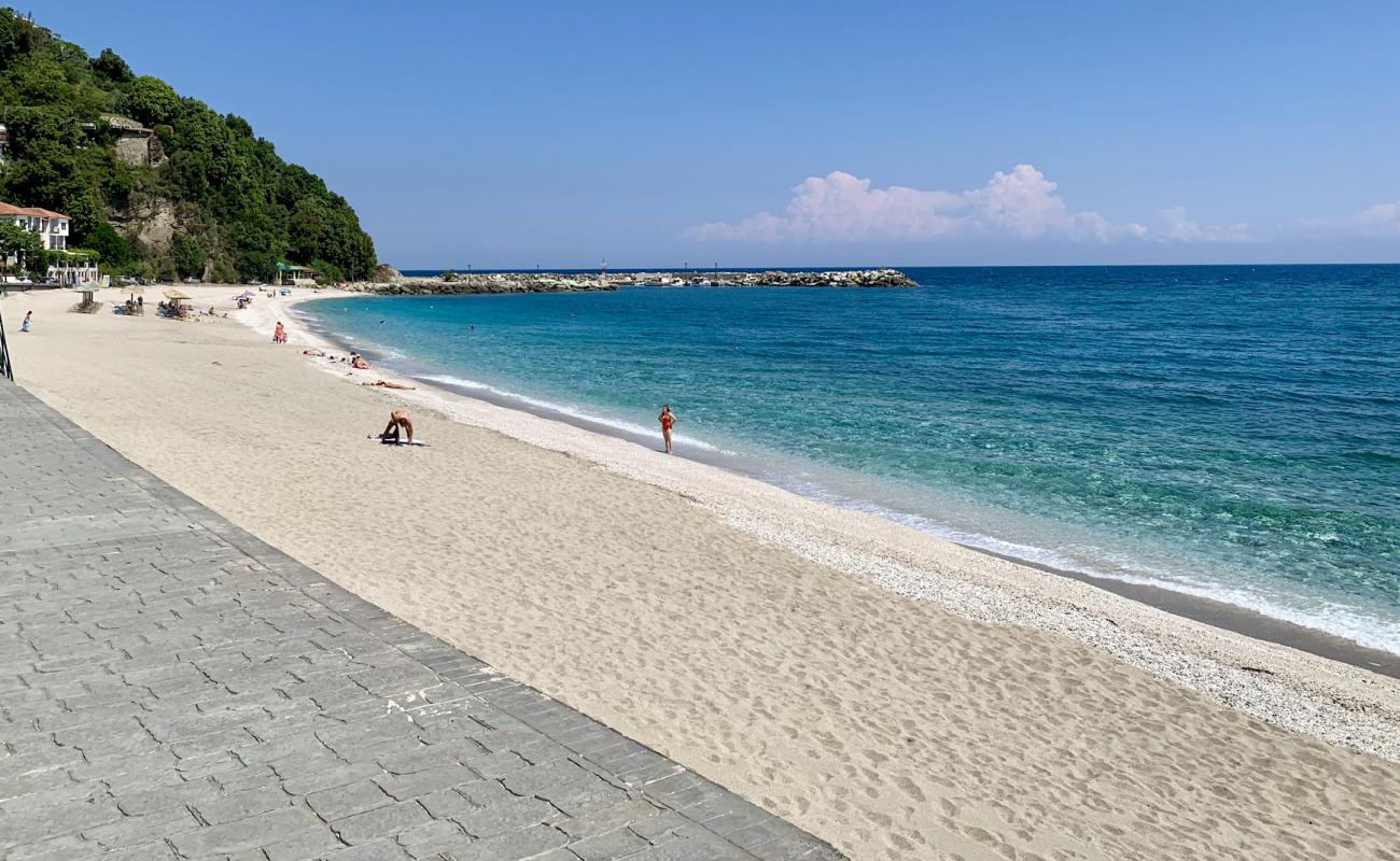 Agios Ioannis beach'in fotoğrafı beyaz kum yüzey ile