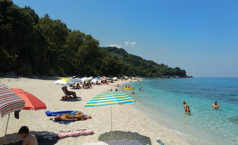 Plaka beach'in fotoğrafı hafif ince çakıl taş yüzey ile