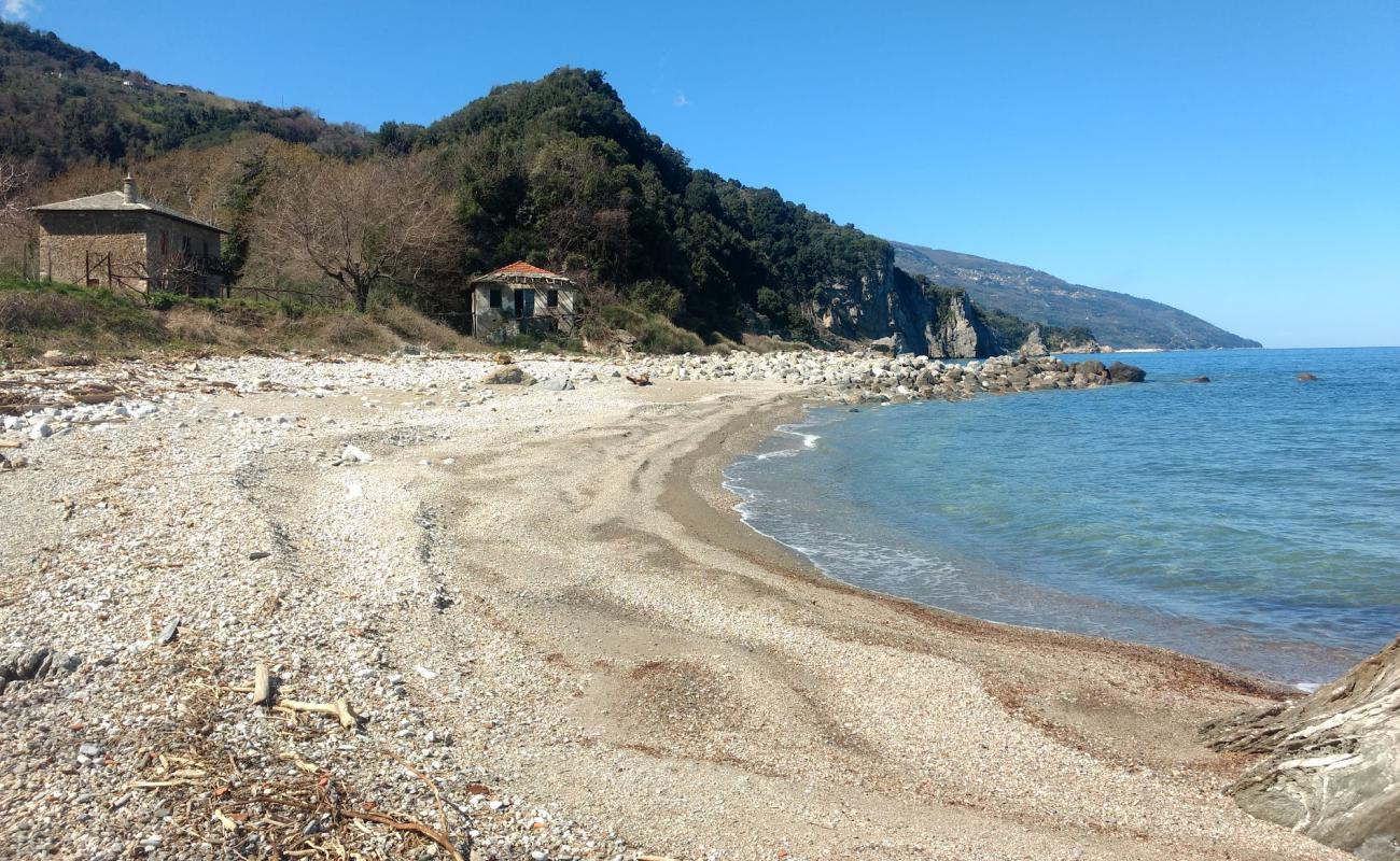 Banikas beach'in fotoğrafı bej çakıl yüzey ile