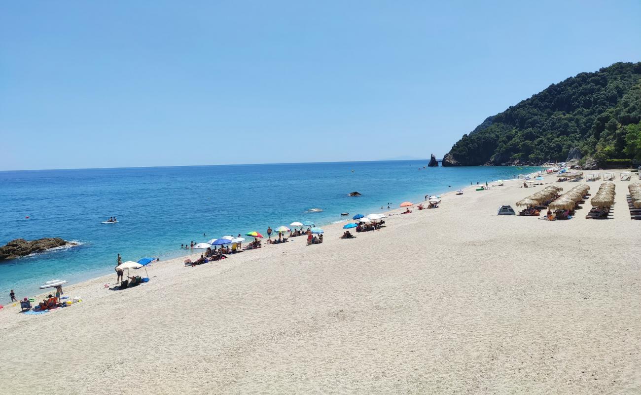 Agii Saranta beach'in fotoğrafı açık bej kum yüzey ile