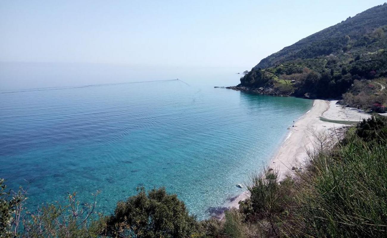 Ovrios beach'in fotoğrafı bej kum ve çakıl yüzey ile