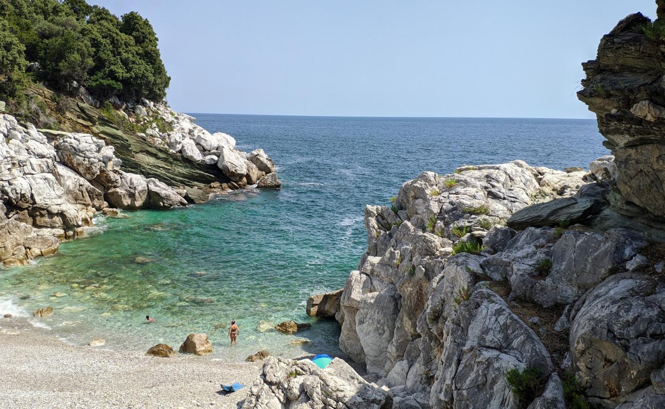 Petromelissa beach'in fotoğrafı bej çakıl yüzey ile