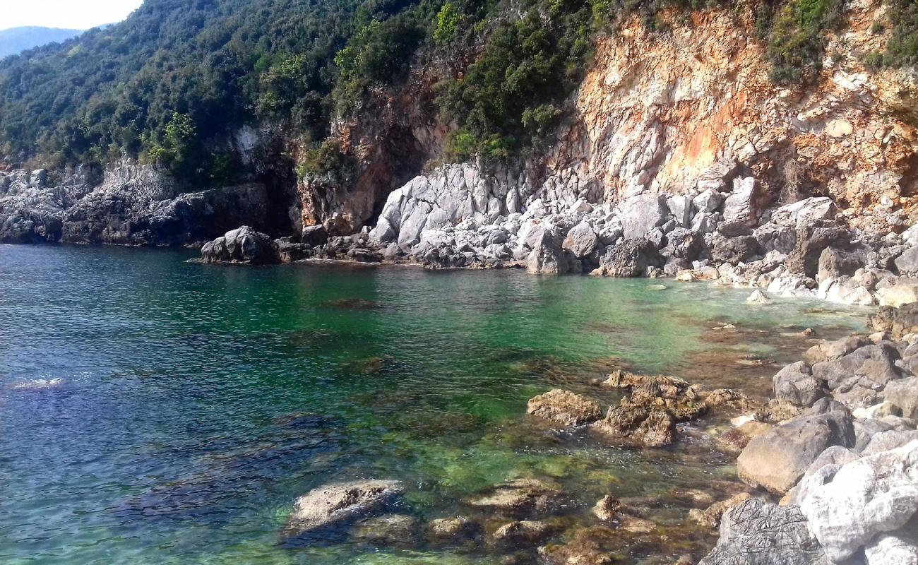 Petromelissa 2nd beach'in fotoğrafı bej kum ve kayalar yüzey ile