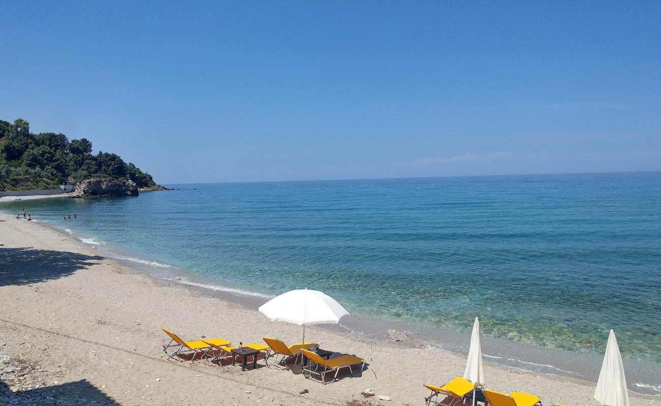 Kamari beach'in fotoğrafı bej kum ve çakıl yüzey ile