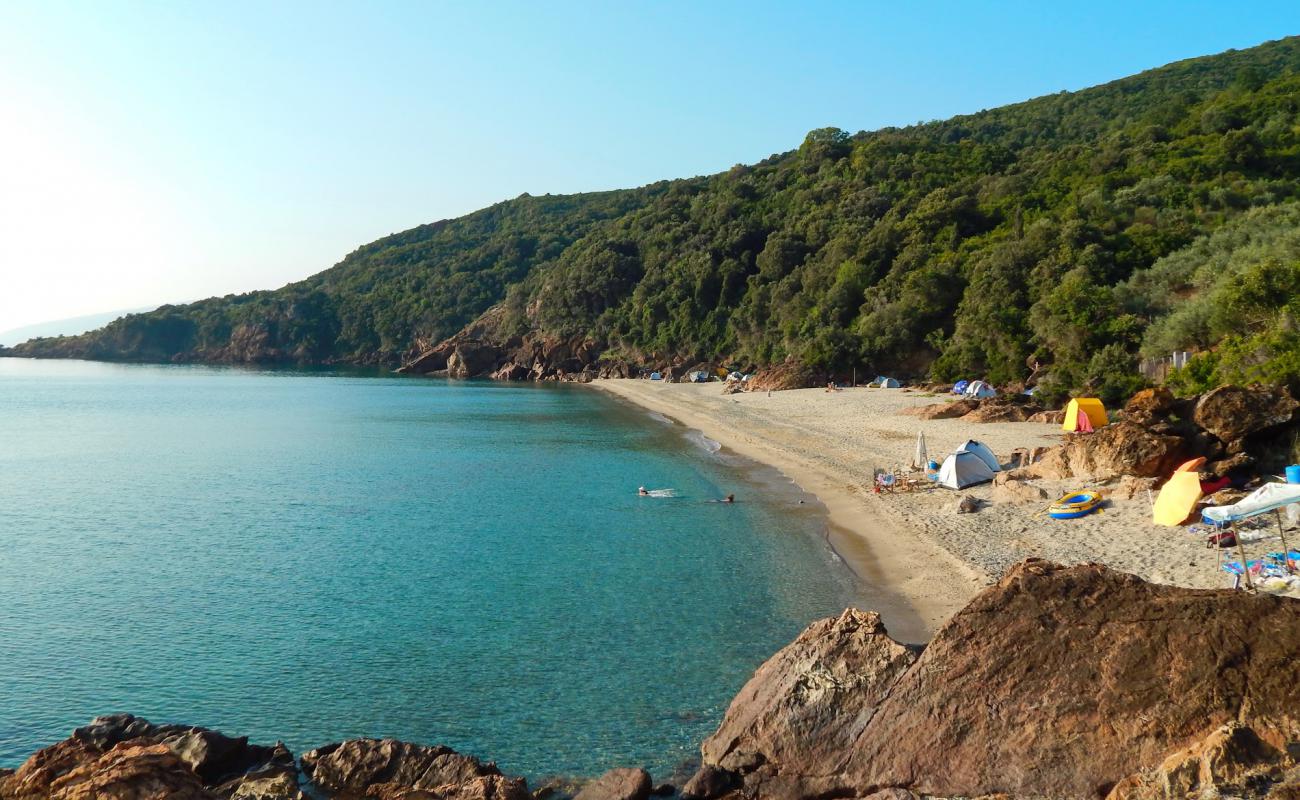 Rakopotamos naturist beach'in fotoğrafı parlak kum yüzey ile