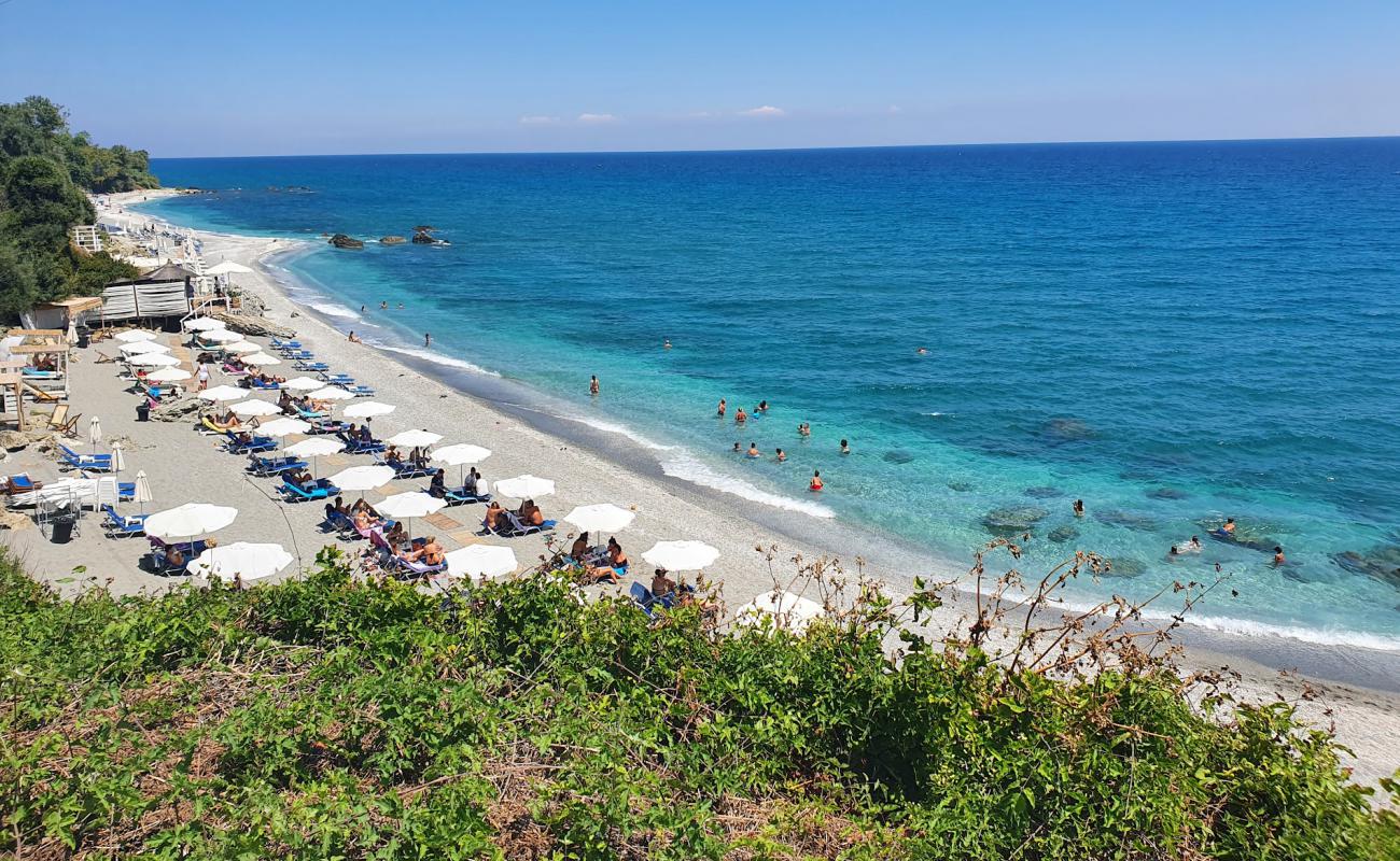 Vouka beach'in fotoğrafı küçük bej çakıl yüzey ile