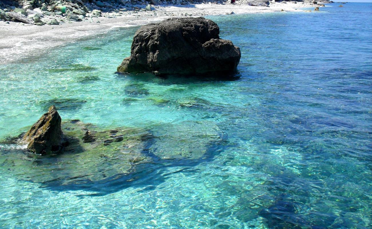 Vouka 2 beach'in fotoğrafı bej kum ve çakıl yüzey ile