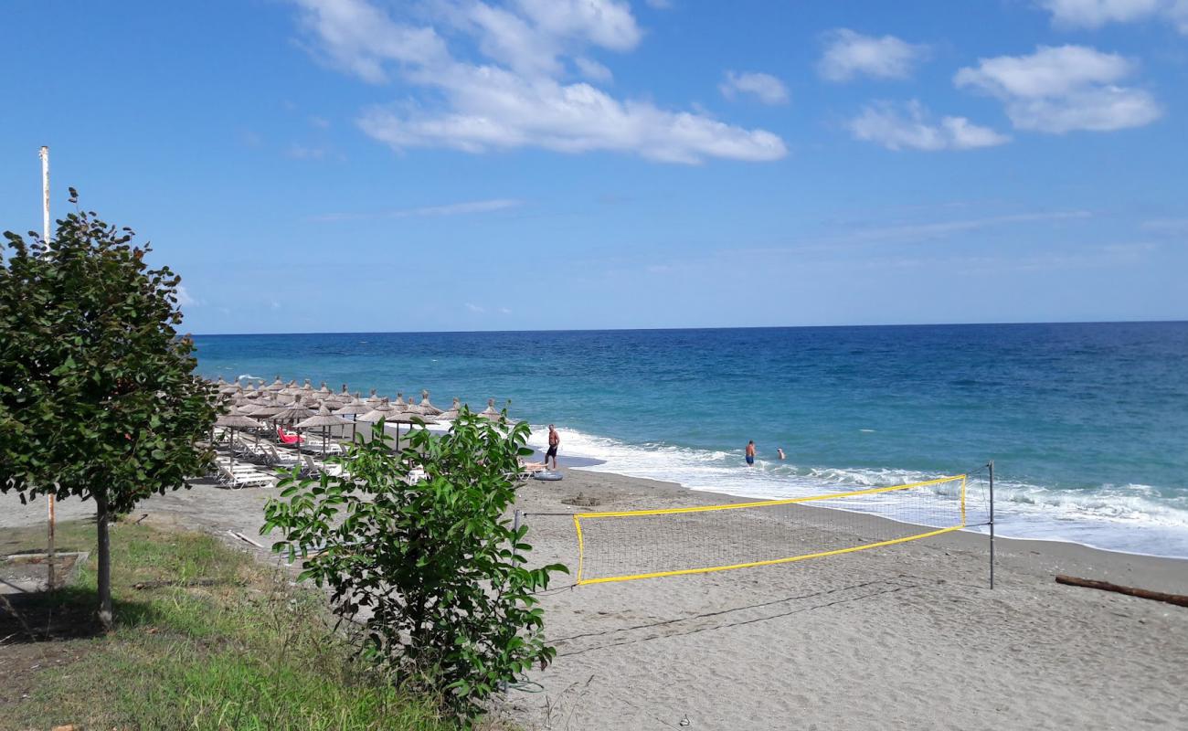 Koutsoupia main beach'in fotoğrafı hafif ince çakıl taş yüzey ile