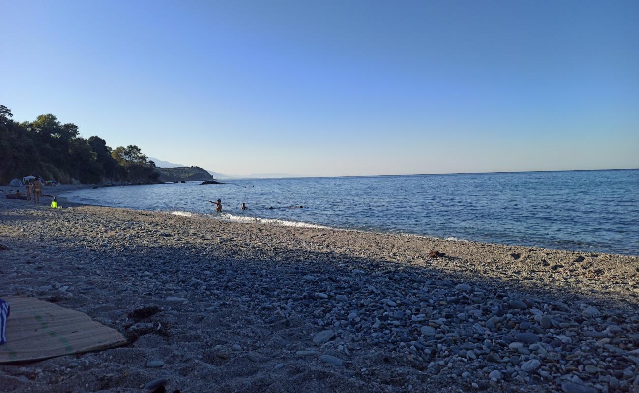Platia Ammos wild beach'in fotoğrafı bej kum ve çakıl yüzey ile