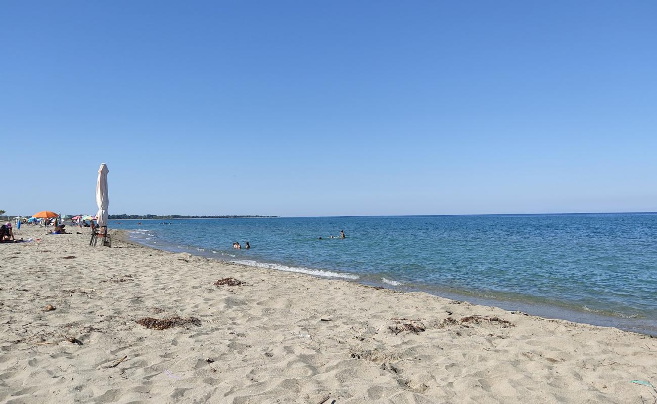 Alexandrian beach'in fotoğrafı açık bej kum yüzey ile