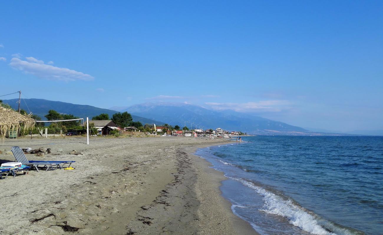 Nea Mesangala beach'in fotoğrafı parlak kum yüzey ile