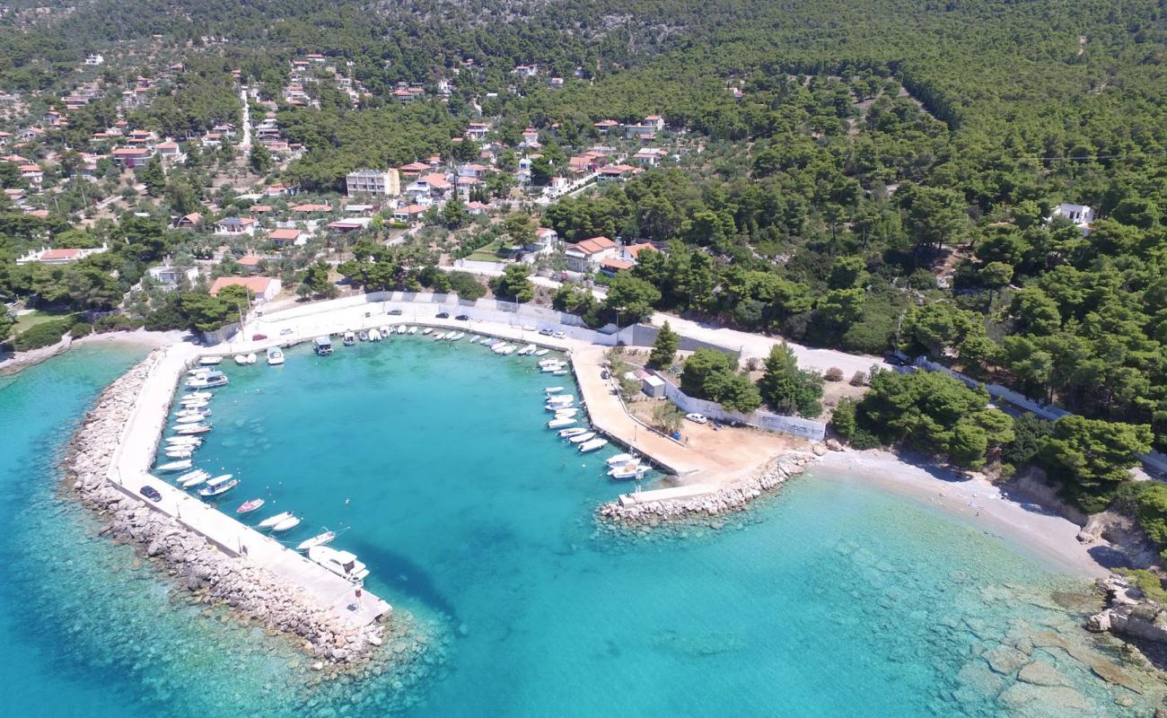 Porto Germeno marina beach'in fotoğrafı hafif ince çakıl taş yüzey ile