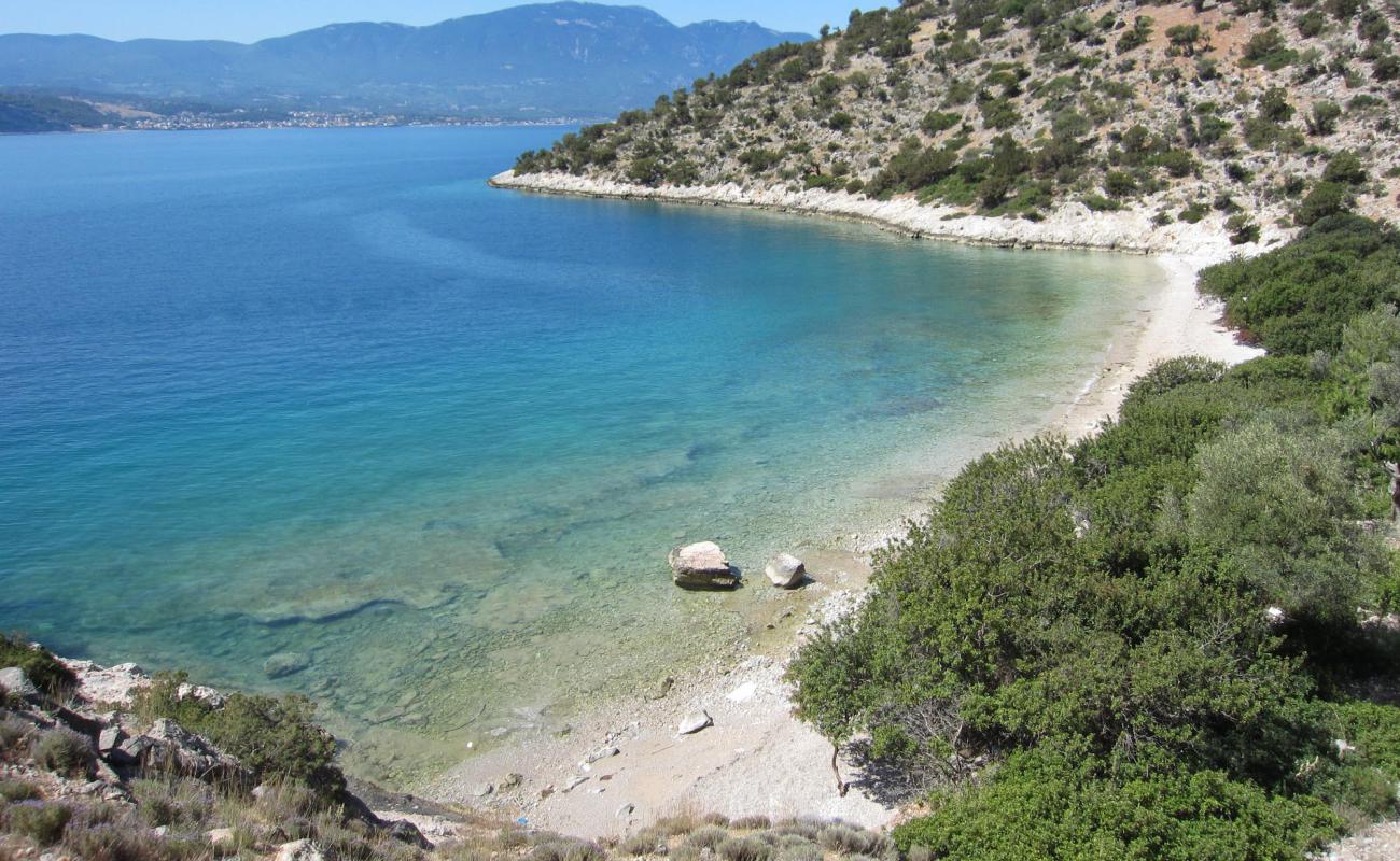 Psatha 2nd wild beach'in fotoğrafı çakıl ile kum yüzey ile