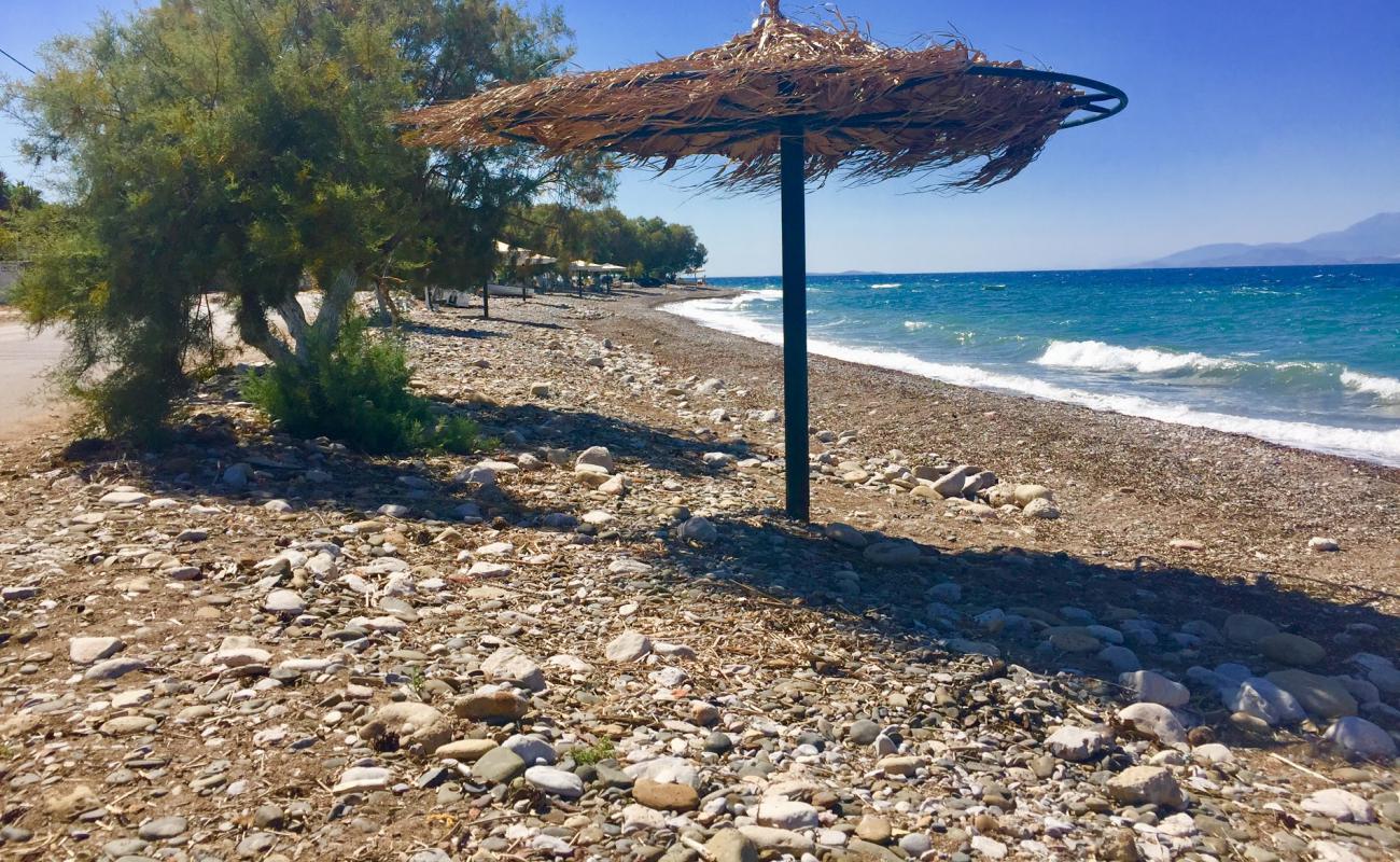 Egirousa beach'in fotoğrafı gri çakıl taşı yüzey ile