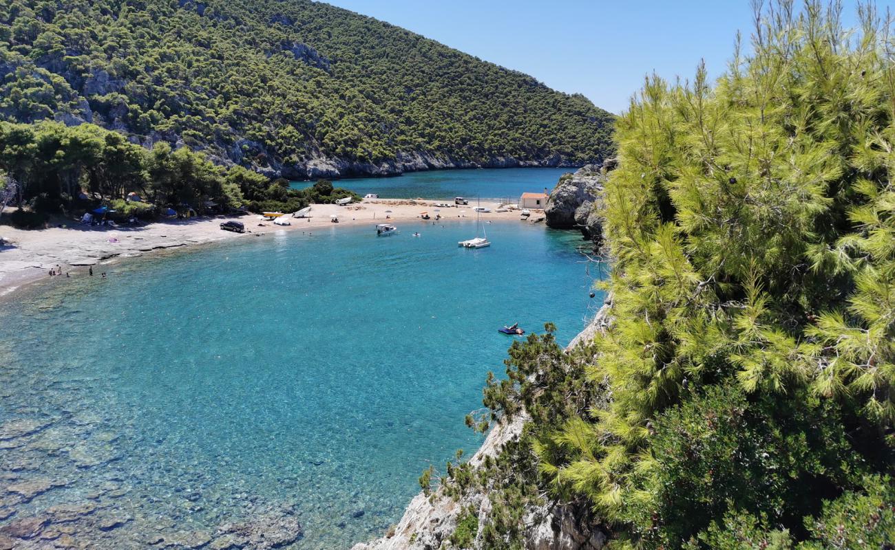 Mylokope beach'in fotoğrafı koyu i̇nce çakıl yüzey ile