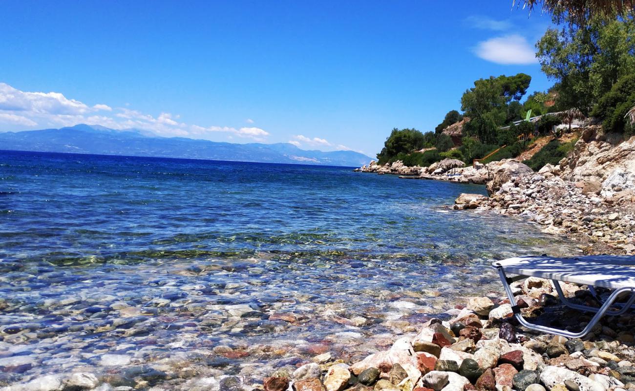 Loutraki-Perachora road beach 2'in fotoğrafı gri çakıl taşı yüzey ile