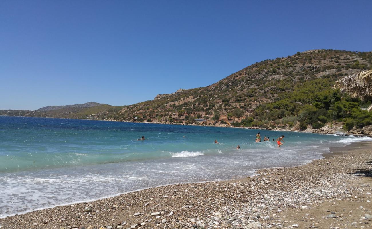 Flampouro beach'in fotoğrafı siyah kum ve çakıl yüzey ile