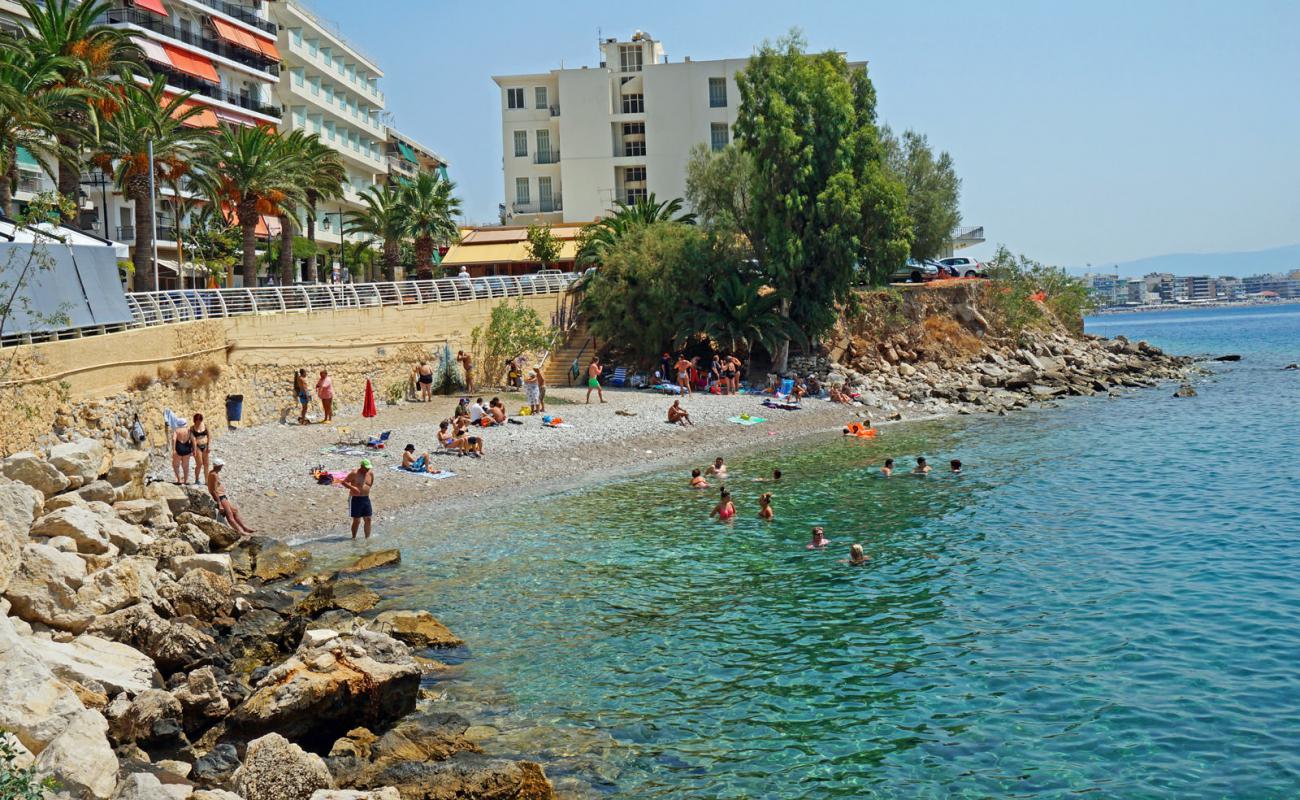 Loutraki small beach'in fotoğrafı küçük gri çakıllar yüzey ile