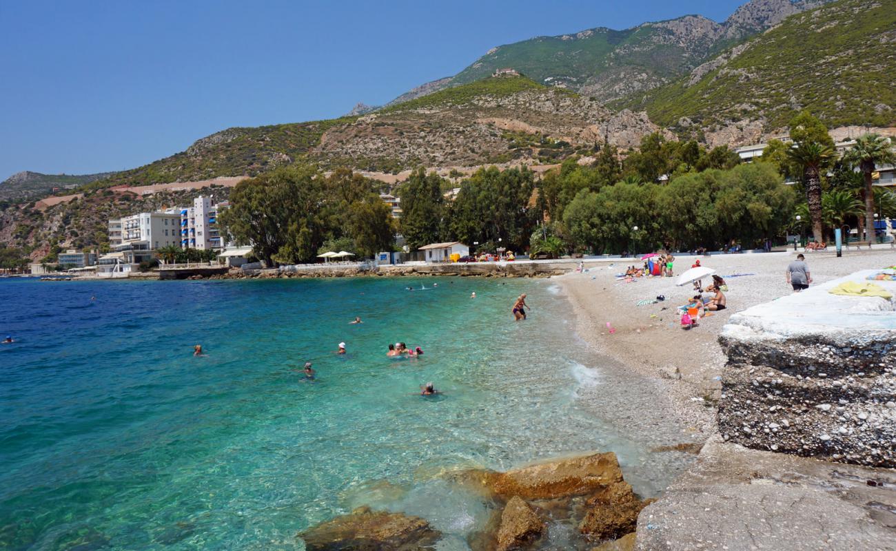 Loutraki marina beach'in fotoğrafı küçük gri çakıllar yüzey ile