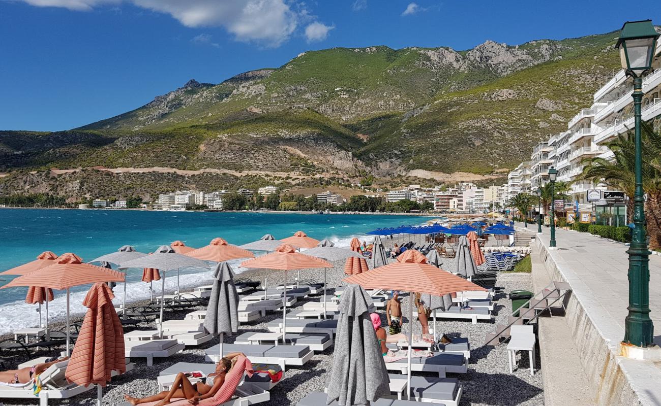 Loutraki main beach'in fotoğrafı küçük gri çakıllar yüzey ile