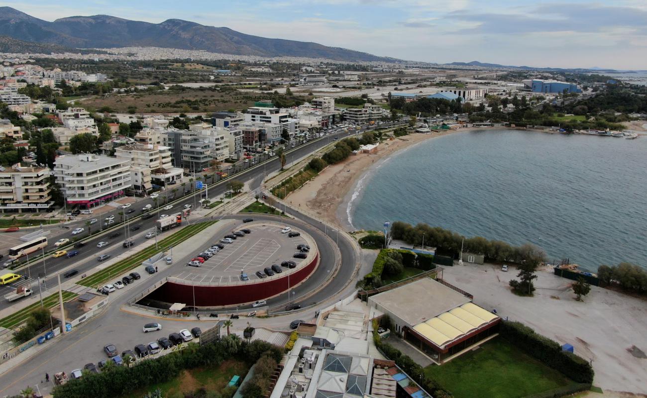 Loutra Alimou'in fotoğrafı kahverengi kum yüzey ile