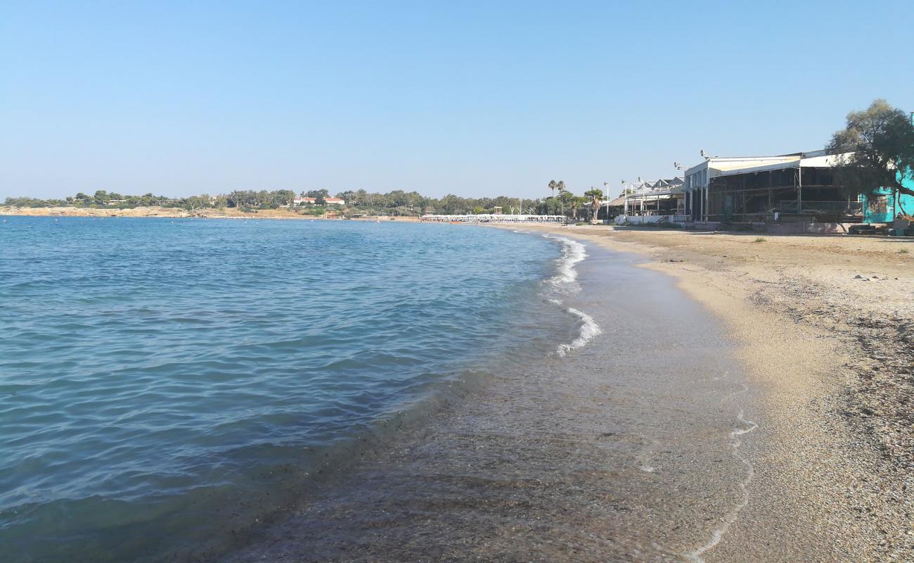 Voula beach'in fotoğrafı kahverengi kum yüzey ile