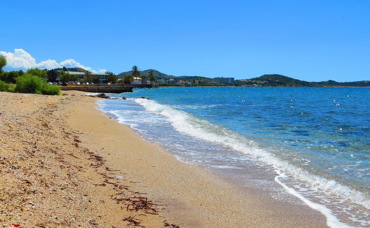 Galini beach'in fotoğrafı siyah kum ve çakıl yüzey ile