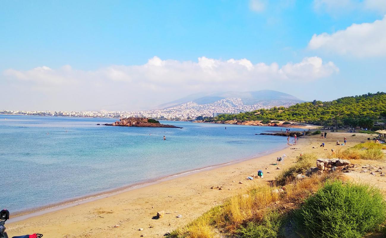 Kavouri beach'in fotoğrafı kahverengi kum yüzey ile