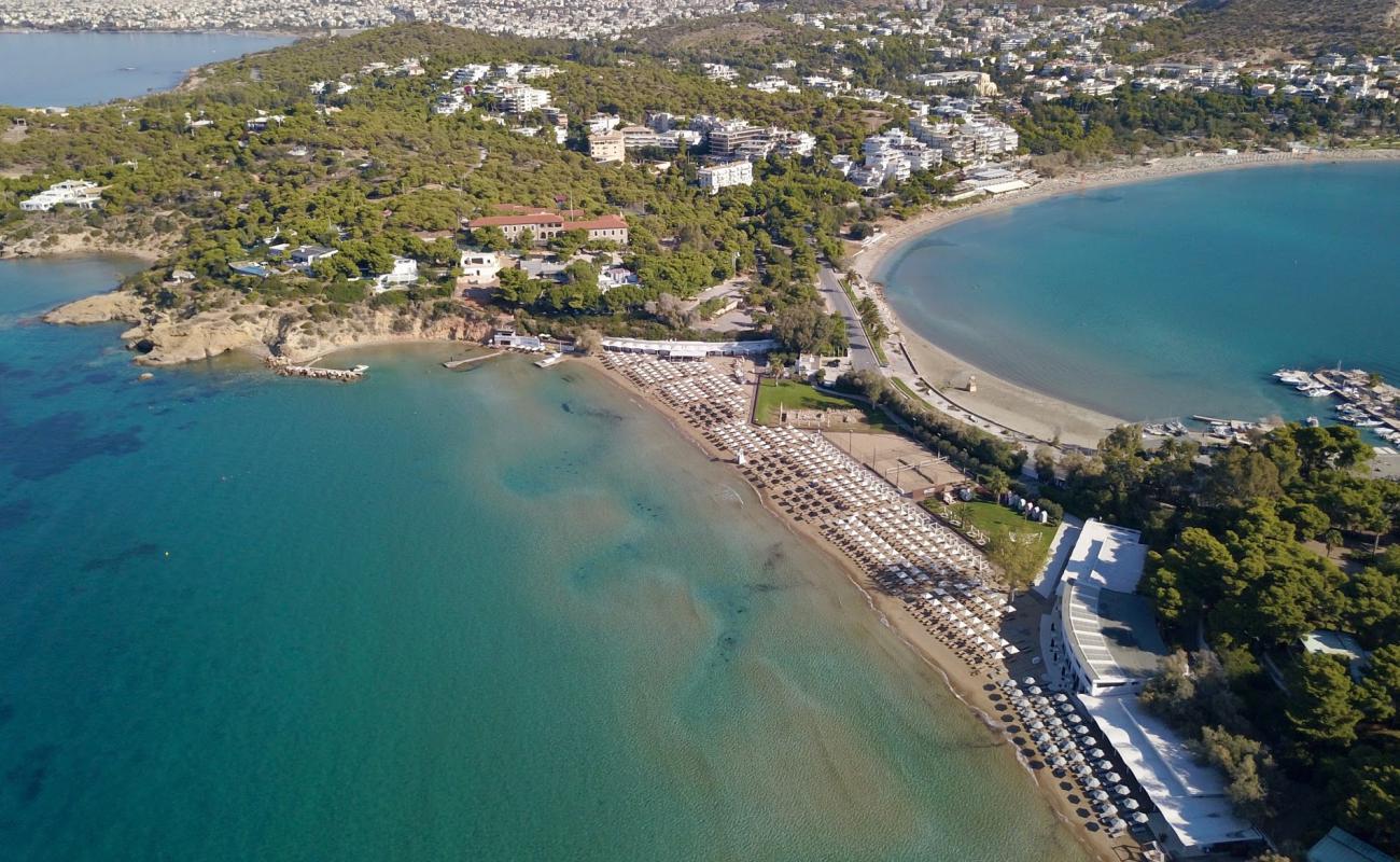 Asteras beach'in fotoğrafı kahverengi kum yüzey ile