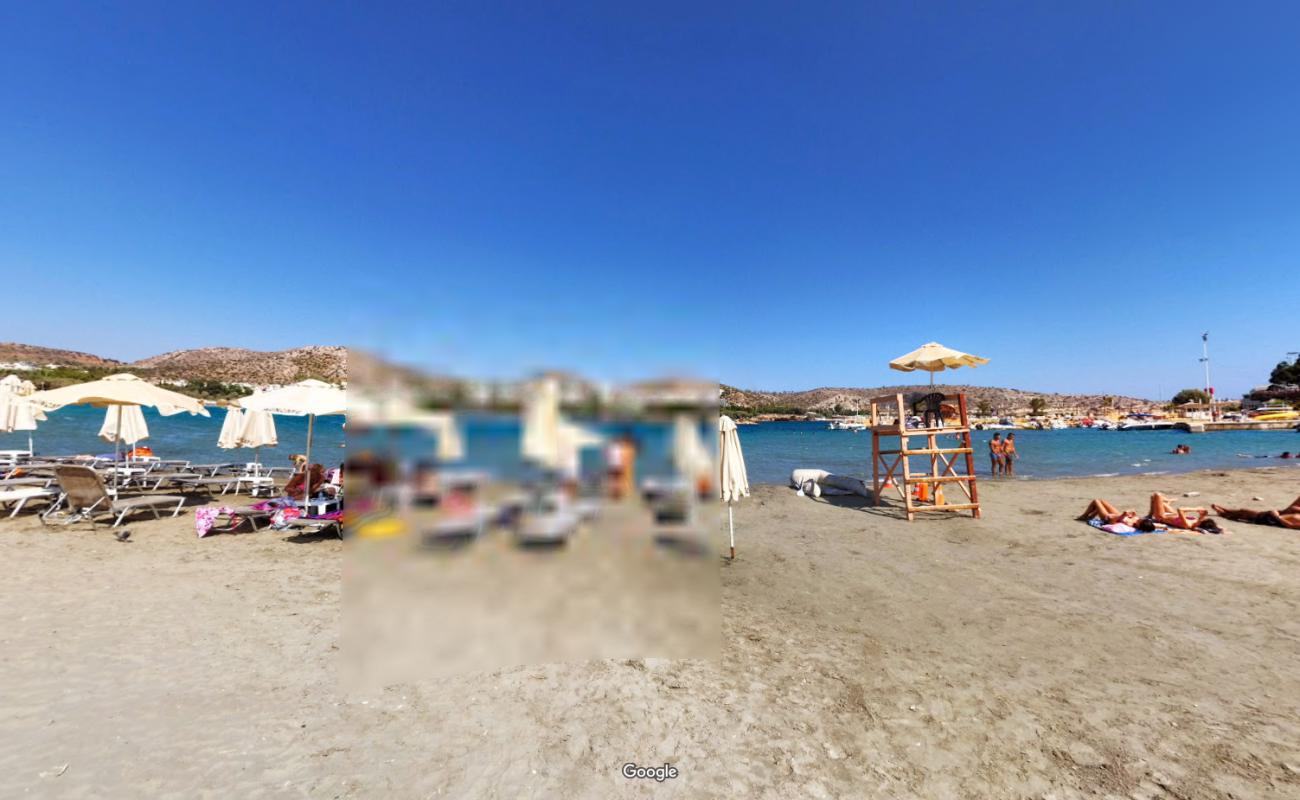 Vouliagmeni beach'in fotoğrafı küçük koy ile birlikte