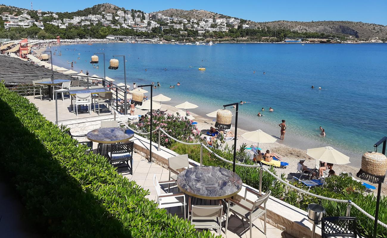 Akti Vouliagmenis beach'in fotoğrafı gri kum yüzey ile