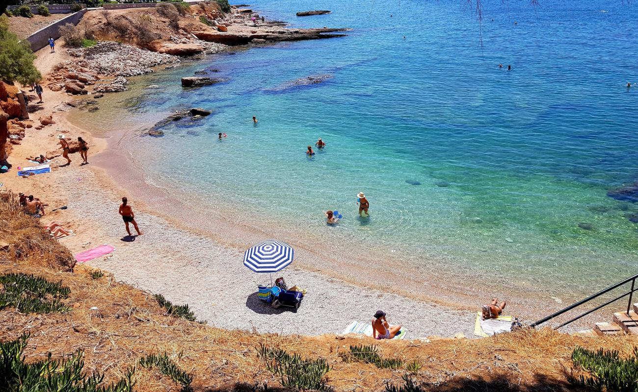 Vouliagmeni 2 beach'in fotoğrafı gri kum yüzey ile