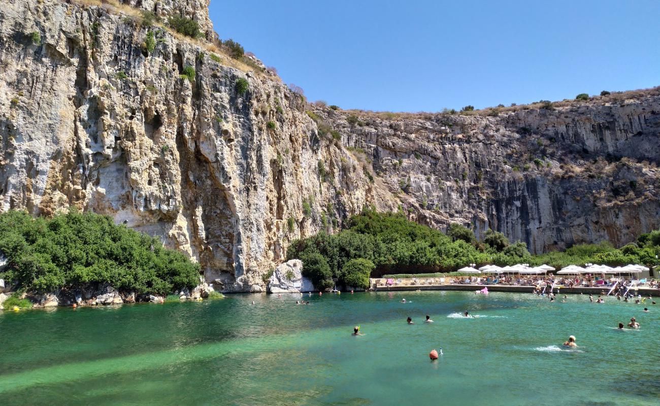 Vouliagmeni Lake'in fotoğrafı beton kapak yüzey ile