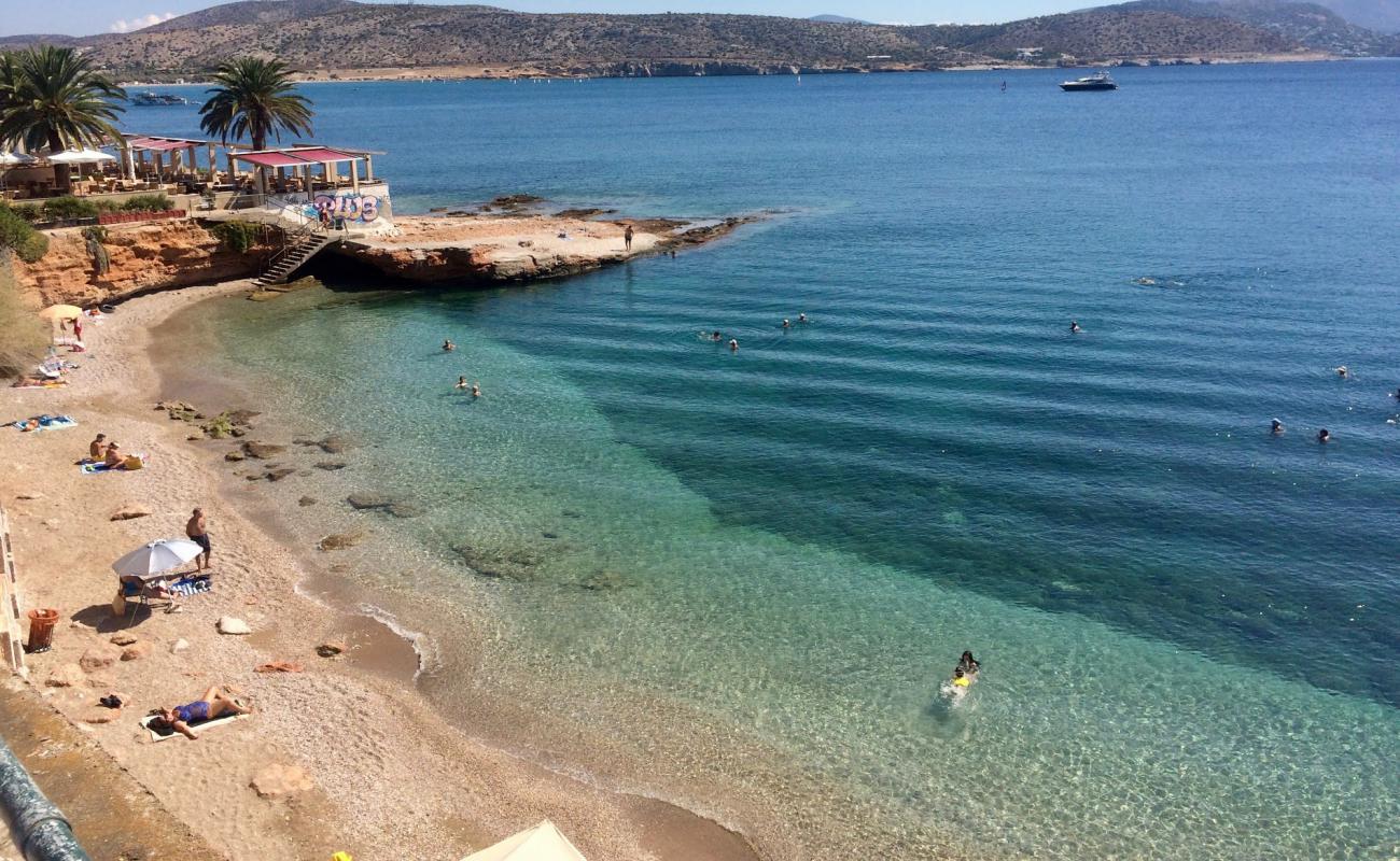 Varkiza mini beach'in fotoğrafı kahverengi kum yüzey ile