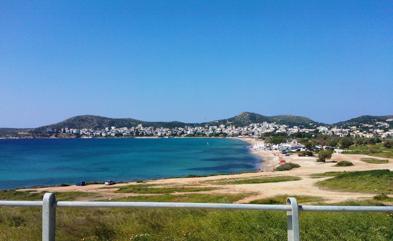 Varkiza main Beach'in fotoğrafı kahverengi kum yüzey ile