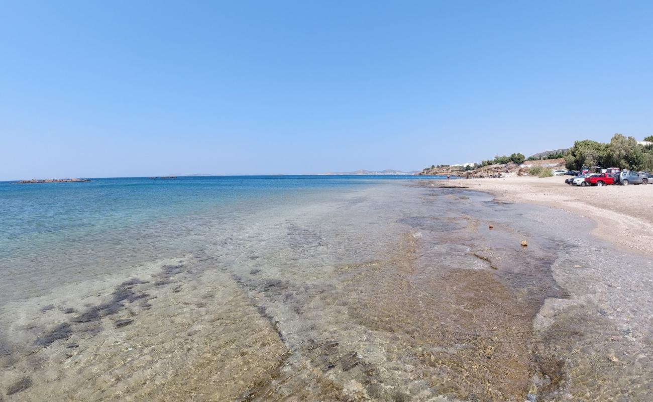 Paralia Agios Nikolaos'in fotoğrafı parlak kum ve kayalar yüzey ile