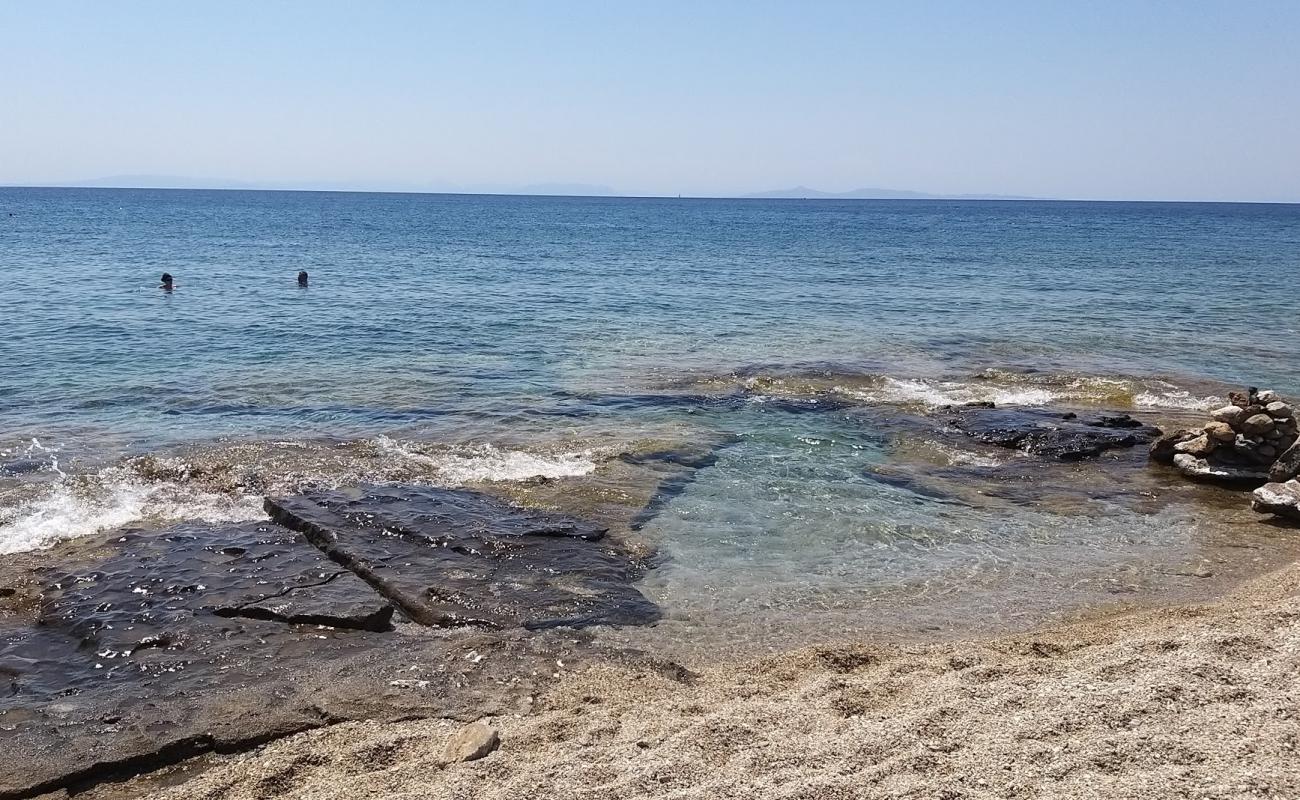 Paralia Thimari III'in fotoğrafı küçük bej çakıl yüzey ile